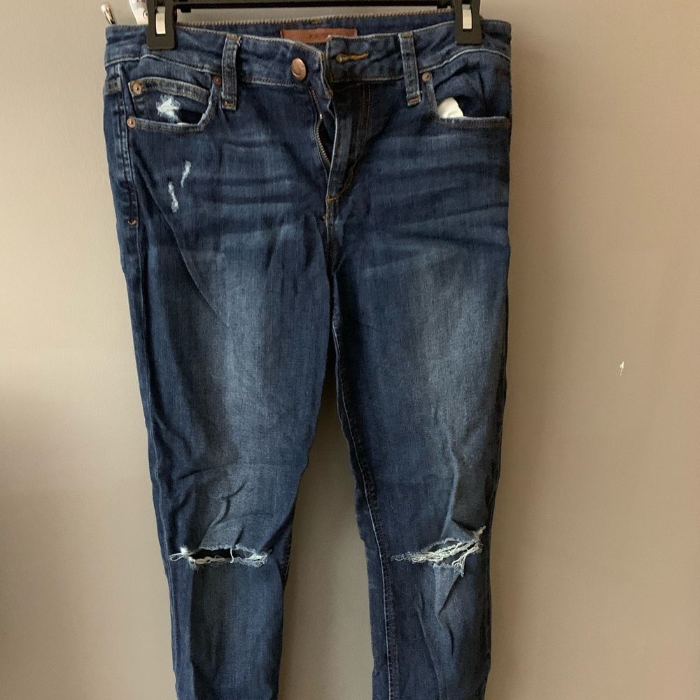 Skinny blue jeans.